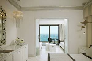 Innenansicht einer Suite im Mitsis Alila Resort & Spa mit Blick auf das Meer.