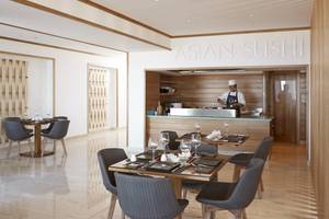 Restaurant des Mitsis Alila Resort & Spa mit asiatischem Sushi-Konzept und Koch am Tresen