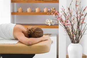 Massage im Wellnessbereich des Peninsula Resort & Spa Hotels