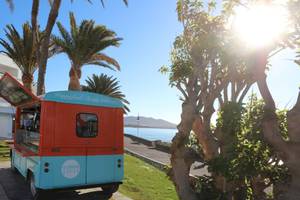 Ein Eismobil steht vor dem Iberostar Selection Lanzarote Park Hotel am Strand.