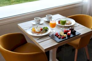 Frühstückstisch im Iberostar Selection Lanzarote Park mit verschiedenen Speisen und Getränken.