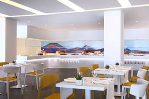 Innenansicht des Restaurants im Iberostar Selection Lanzarote Park mit modernen Möbeln und Berglandschaft im Hintergrund.