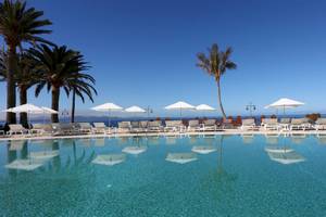 Außenpool des Iberostar Selection Lanzarote Park Hotels mit Sonnenliegen und Schirmen