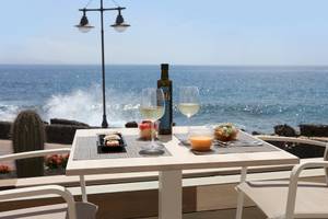 Tisch mit Getränken und Essen auf einer Terrasse mit Meerblick im Iberostar Selection Lanzarote Park