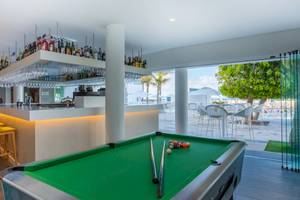 Blick auf die Bar im Iberostar Selection Lanzarote Park Hotel mit einem Pooltisch und einem offenen Fenster