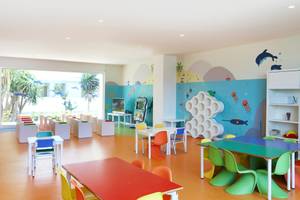 Farbig gestaltetes Kinderzimmer im Iberostar Selection Lanzarote Park Hotel mit bunten Tischen und Stühlen.