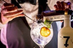 Cocktail-Zubereitung im GF Gran Costa Adeje Hotel mit Zitrone und Minze