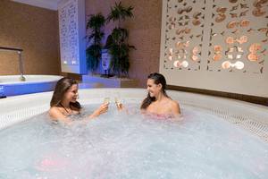 Zwei Frauen im Whirlpool im Spa des GF Gran Costa Adeje