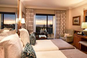 Doppelbettzimmer im GF Gran Costa Adeje Hotel mit Meerblick und Balkon.