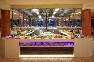 Buffet-Bereich im GF Gran Costa Adeje Hotel mit einer Auswahl an Speisen und blauer Beleuchtung.