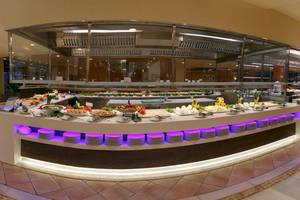 Buffetbereich im GF Gran Costa Adeje Hotel mit einer Auswahl an Salaten, Desserts und Fleisch.