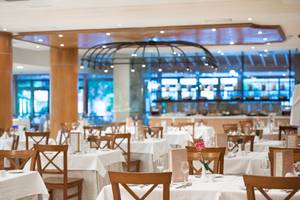 GF Gran Costa Adeje Hotel Innenraum Restaurant mit vielen gedeckten Tischen