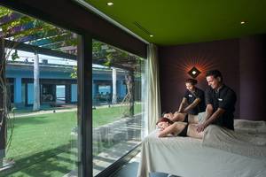 Massage Behandlung im Hotel mit Aussicht auf Meer, zwei Frauen und zwei Männer.