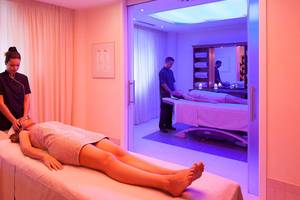 Eine Frau erhält eine Massage im Spa-Bereich des Lopesan Villa del Conde Resort.