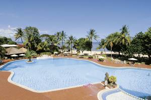 Luftaufnahme des Swimmingpools im Prama Sanur Beach Bali Hotel mit umgebenden Palmen und Meer.