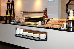 Buffet-Bereich im Melia Dunas Beach Resort & Spa mit verschiedenen Desserts und Früchten.