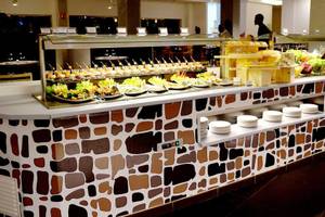 Buffetbereich im Melia Dunas Beach Resort & Spa mit verschiedenen Gerichten.