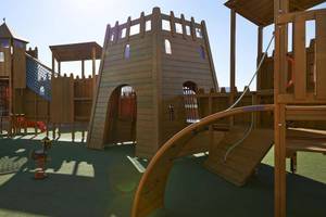 Kinderspielplatz im Melia Dunas Beach Resort & Spa mit Holzstrukturen und Rutschen.