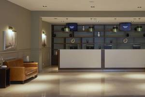 Empfangsbereich des Melia Dunas Beach Resort & Spa mit hellem Interieur und modernen Möbeln.