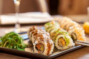 Sushi-Platte im Mayia Exclusive Resort & Spa mit verschiedenen Sushi-Rollen und Beilagen.