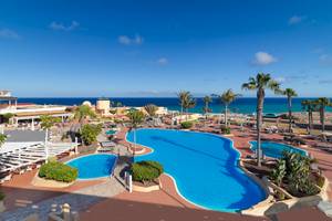Luftaufnahme des H10 Playa Esmeralda Resorts mit Swimmingpools und Blick auf den Ozean.