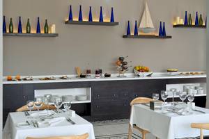 Buffettisch im Restaurant des H10 Playa Esmeralda Hotels mit Früchten und Geschirr.
