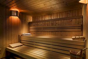Innenansicht der Sauna im H10 Playa Esmeralda Hotel mit Holzbänken und Holzeimer.