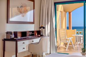 Zimmer im H10 Playa Esmeralda Hotel mit Schreibtisch und Meerblick.