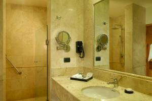 Badezimmer im Catalonia Royal Tulum Hotel mit Dusche, Waschbecken und Spiegel.