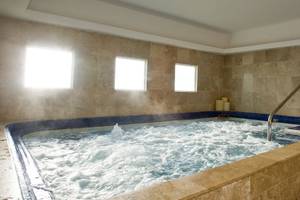 Jacuzzi im Hotel Catalonia Royal Tulum mit Wasser und Lichteffekten
