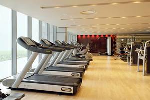 Fitnesscenter im Park Rotana Abu Dhabi mit einer Reihe von Technogym-Laufbändern.