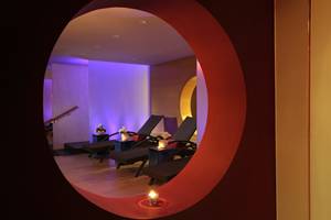 Wellnessbereich des Park Rotana Abu Dhabi mit Lounges und farbiger Beleuchtung.