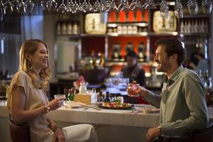 Paar im Park Rotana Abu Dhabi Hotel genießt Getränke an der Bar