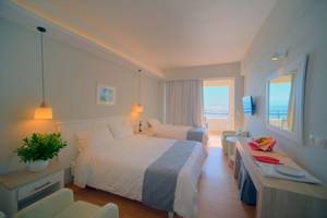 Doppelzimmer mit Balkon im Elea Beach Hotel, mit Blick auf das Meer.