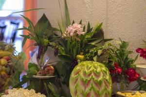 Elea Beach Hotel Buffettisch mit verschiedenen Speisen und Wassermelonen-Dekoration