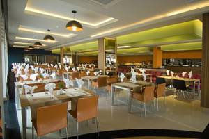 Innenansicht des Restaurants im Casa De Maris Spa & Resort mit gedeckten Tischen und moderner Einrichtung.