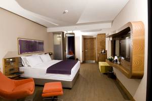 Hotelzimmer im Casa De Maris Spa & Resort mit Bett, Fernseher, und Dekor.
