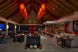 Innenbereich des Hilton Seychelles Labriz Resort & Spa mit Tisch, Stühlen und roten Laternen