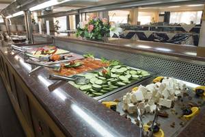 Buffet-Tisch im Eurovillage Achilleas Hotel mit verschiedenen Gerichten.