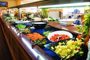 Buffettisch im Eurovillage Achilleas Hotel mit verschiedenen Salaten und Beilagen.