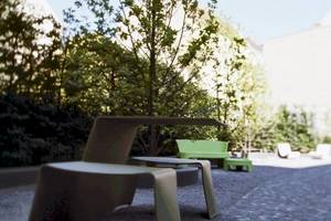 Gartensitzecke des Hotels Ku Damm 101 mit modernen Möbeln.