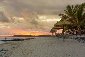 Sonnenuntergang am Strand vor dem Le Peninsula Bay Beach Resort & Spa.