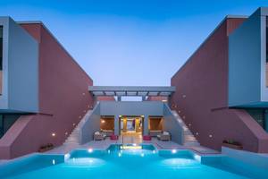 Nachtansicht des Poolbereichs im Corissia Princess Hotel mit beleuchteten Treppen und Möbeln.