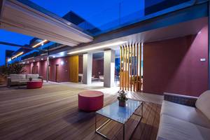 Corissia Princess Hotel Terrasse bei Nacht mit Möbeln und Beleuchtung