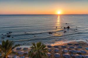Corissia Princess Strand mit Sonnenuntergang und Sonnenreflexion im Wasser