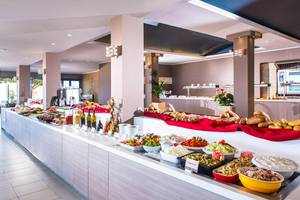 Buffetbereich im Corissia Princess Hotel mit verschiedenen Speisen und Dekoration.