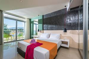 Zimmer im Corissia Princess Hotel mit Blick auf den Balkon und das Meer.