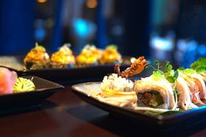 Sushi-Platte im Southern Sun Abu Dhabi Hotel mit Garnelen und Hummer.