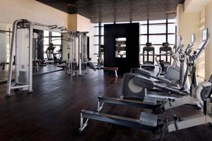 Fitnessraum im Southern Sun Abu Dhabi mit verschiedenen Trainingsgeräten und Geräten.