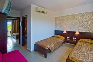 Doppelzimmer im Akti Beach Club Hotel mit zwei Betten und Klimaanlage.